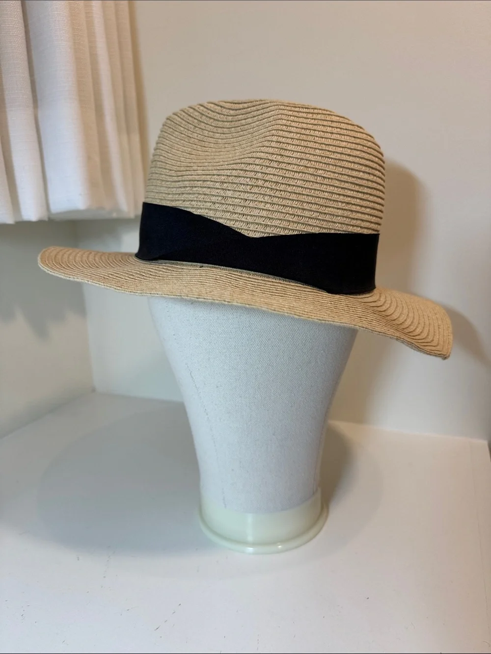 H&M men’s straw hat with black cloth band. M.